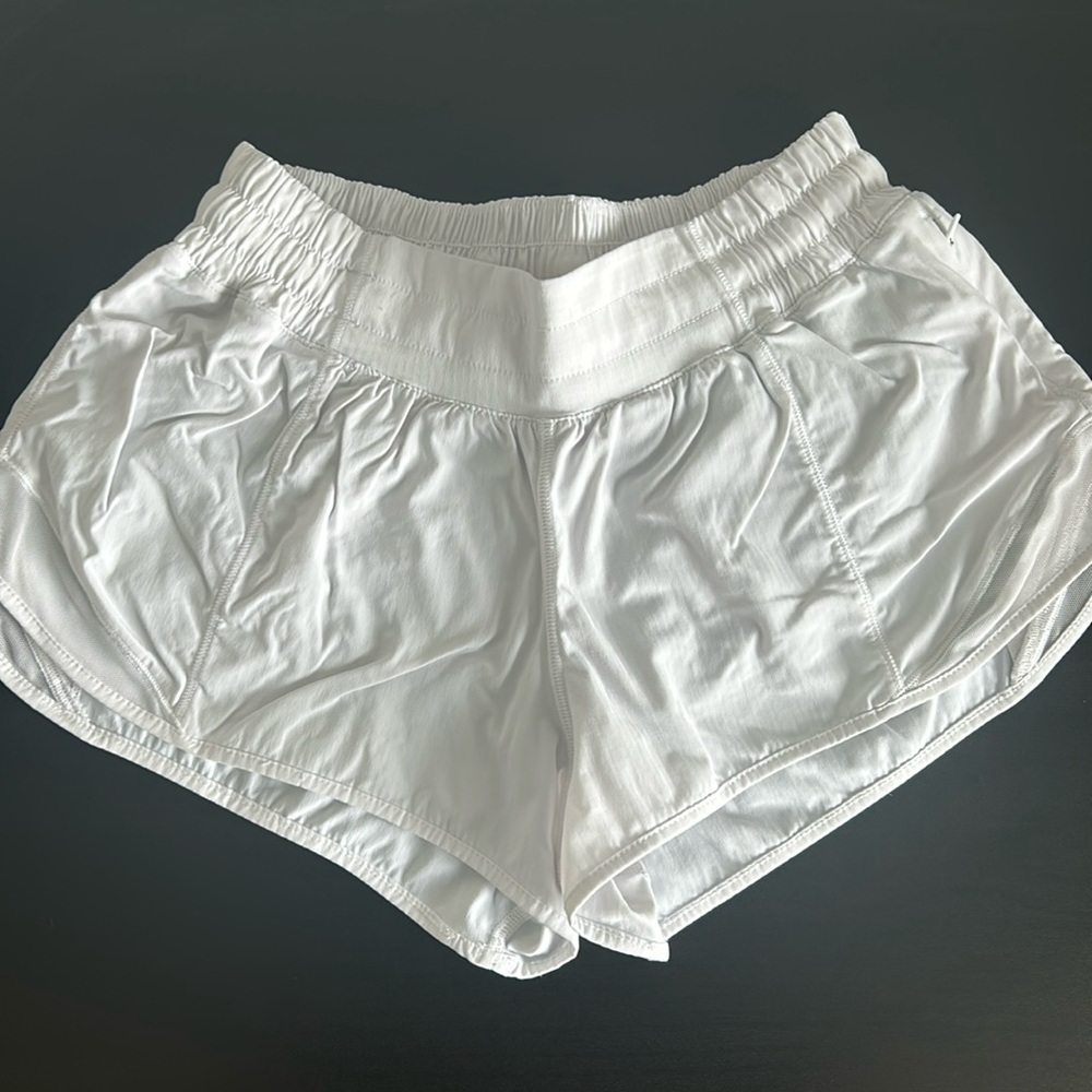LULULEMON HOTTY HOT SHORTS LR WHITE - 2.5 IN INSEAM - SIZE 4
